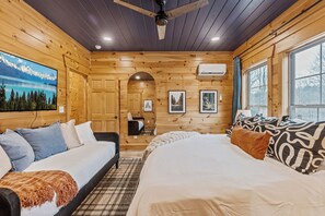 5 bedrooms, iron/ironing board, travel cot, free WiFi - Ember Hideaway • Secluded Luxury Cabin • Hot Tub • Fire Pit • Games • Hiking (New Plymouth)