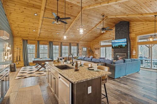 Ember Hideaway • Secluded Luxury Cabin • Hot Tub • Fire Pit • Games • Hiking