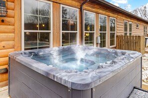 Outdoor spa tub - Ember Hideaway • Secluded Luxury Cabin • Hot Tub • Fire Pit • Games • Hiking (New Plymouth)