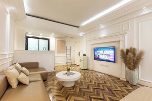 Escritorio y espacio para trabajar con laptop 