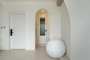 Escritorio y espacio para trabajar con laptop 