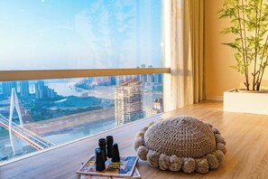 Luxury Suite, City View | Interior