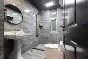 Classic Twin Room, City View | Bilik Mandi | Hulu semburan mandi hujan, kelengkapan dandanan diri percuma 