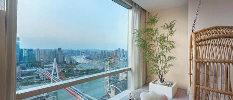 Luxury Suite, City View | Interior