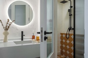 Signature Double Room, City View | Bilik Mandi | Hulu semburan mandi hujan, kelengkapan dandanan diri percuma 
