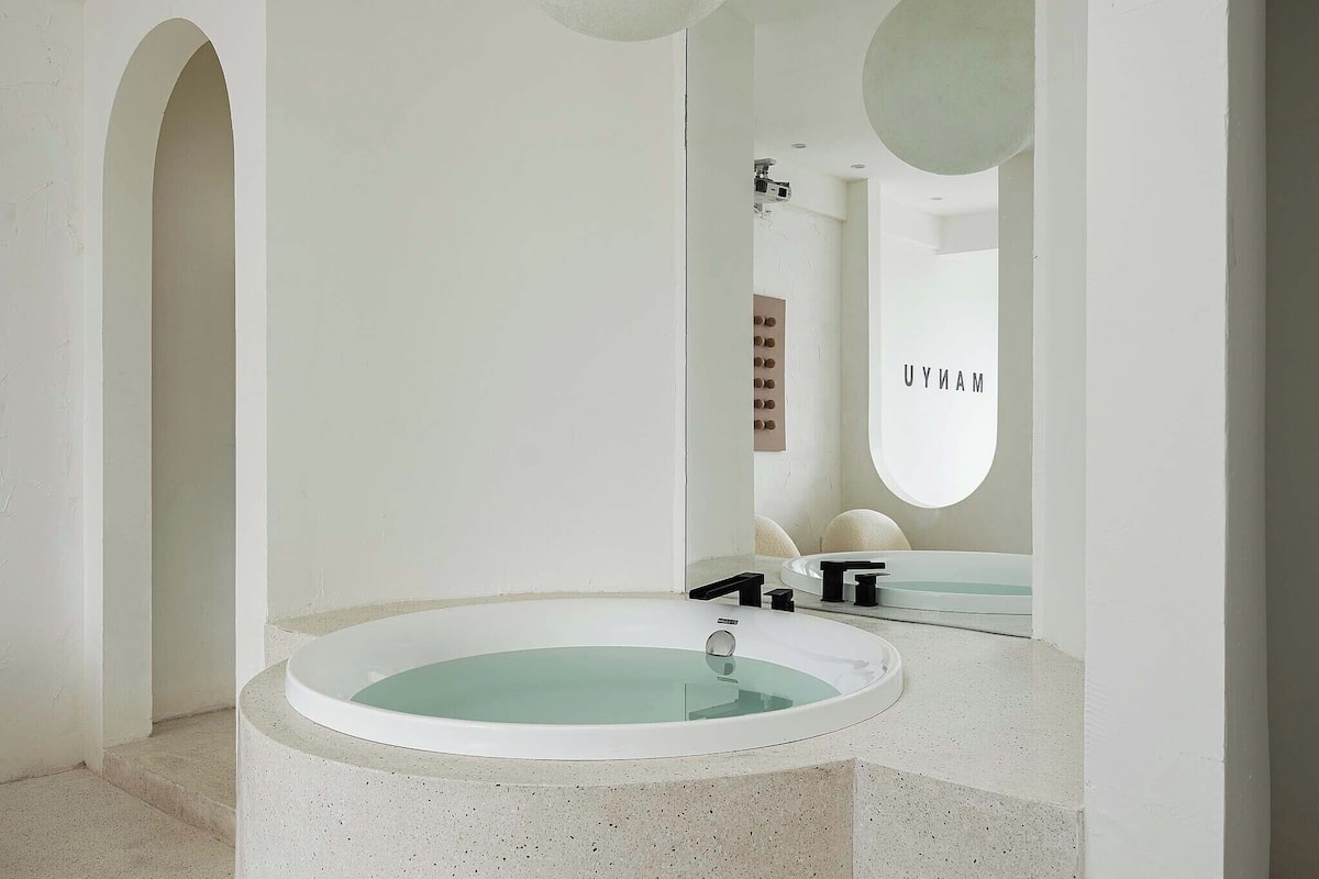 Signature Double Room, City View | Bathroom | Rainfall showerhead, free toiletries, hair dryer, bathrobes