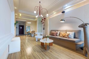 Luxury Suite, City View | Living area