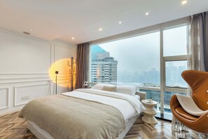 Senior Twin Room, City View | Desk, laptop workspace, soundproofing, iron/ironing board - GUYU HOTEL (Chongqing)