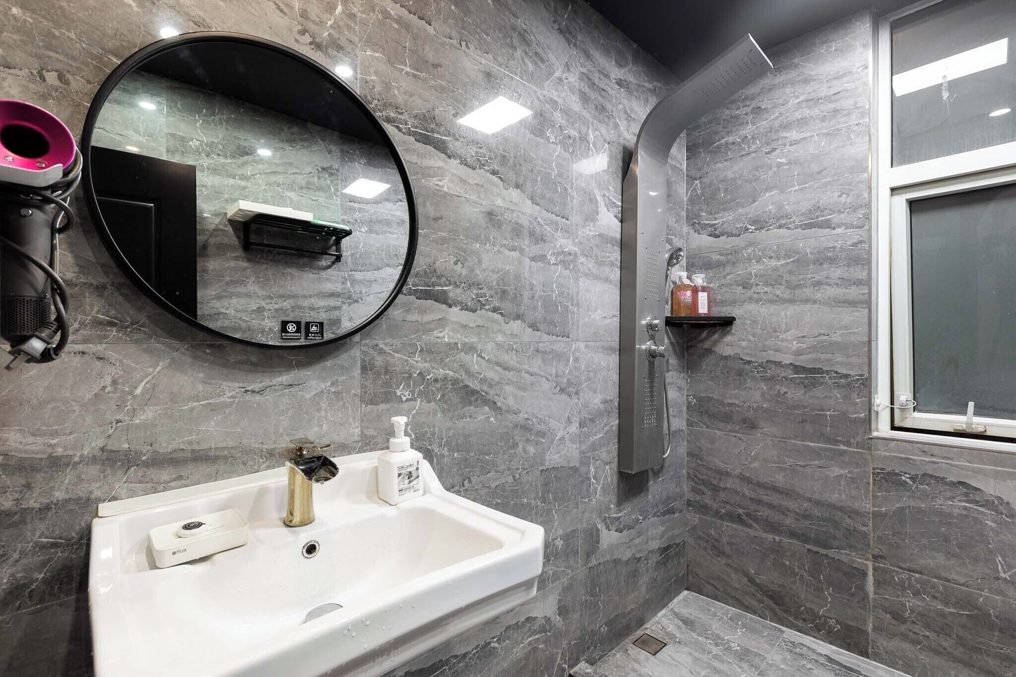 Classic Twin Room, City View | Bathroom | Rainfall showerhead, free toiletries, hair dryer, bathrobes