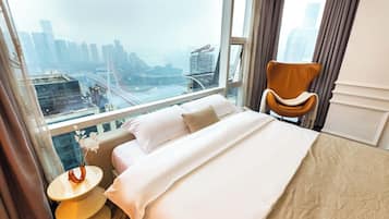 Senior Twin kamer, uitzicht op stad | Een bureau, een laptopwerkplek, geluiddichte muren