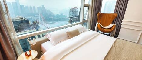 Kahden hengen seniorihuone (kaksi sänkyä), kaupunkinäköala | Työpöytä, kannettavalle tietokoneelle sopiva työtila, äänieristys