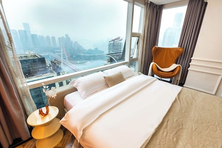 Habitación sénior con 2 camas individuales, vistas a la ciudad | Escritorio y espacio para trabajar con un portátil. GUYU HOTEL