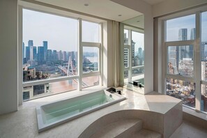 Habitación doble superior, vistas a la ciudad | Baño | Cabezal de ducha tipo lluvia y artículos de higiene personal gratuitos
