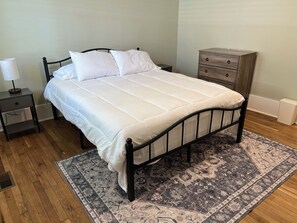 3 habitaciones, tabla de planchar con plancha, wifi y ropa de cama 