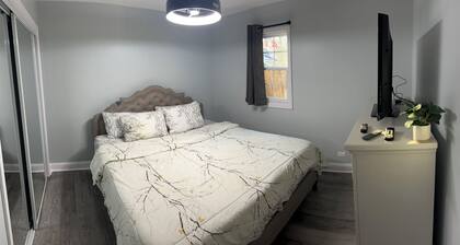 Onyx Oasis charming Lakefront all new 3-bedroom house in peaceful Island Lake