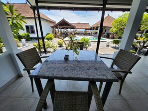Bungalow, vista piscina | Ristorazione all'aperto