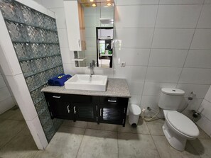 Bathroom - Bugbug Beach Resort (Karangasem)