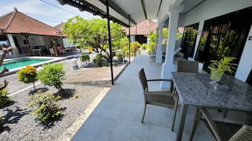 Bungalow, pemandangan kolam renang | Tempat makan outdoor