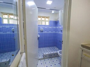 Standard Single Room | Bathroom | Shower, towels, soap, toilet paper - Maya Suites nyeri (Nyeri County)