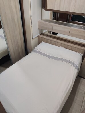 Tabla de planchar con plancha, wifi y ropa de cama 