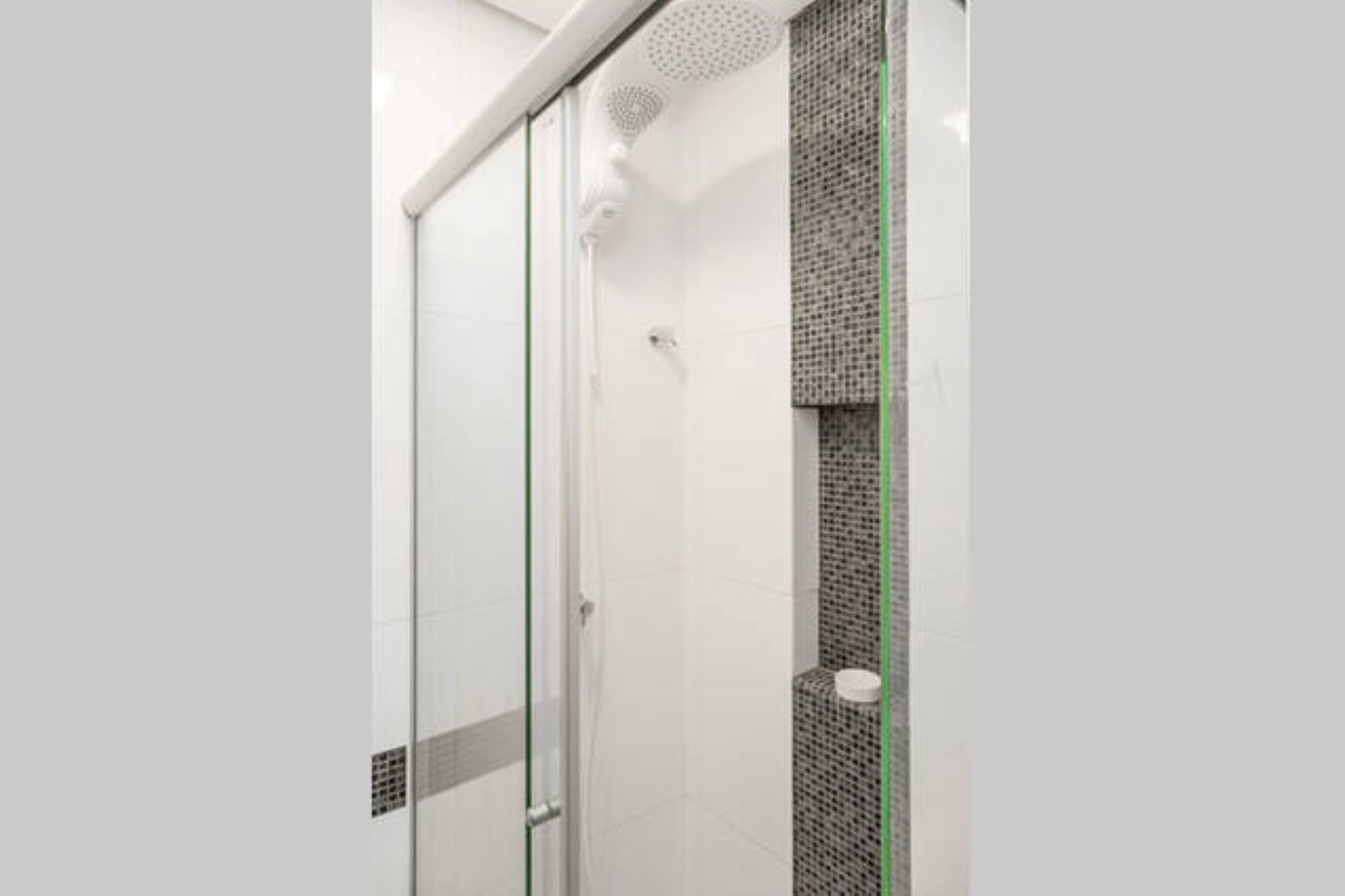 Haartrockner, Handtücher, Seife, Toilettenpapier