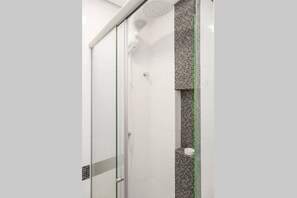 Hair dryer, towels, soap, toilet paper - BnB Studio 22m2 Magazine Featured With Free Garage 200m Away (Porto Alegre)