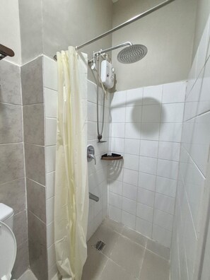 标准公寓, 泳池景观 | 浴室 | 淋浴设施、免费洗浴用品、毛巾、肥皂