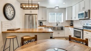 Private kitchen - Escape the crowd and explore an amazing 45 acre estate located on Lake Eufaula. (checotah)