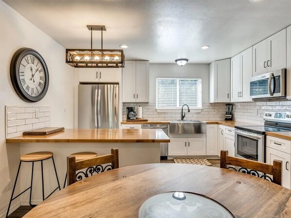 Fridge, microwave, oven, stovetop - Escape the crowd and explore an amazing 45 acre estate located on Lake Eufaula. (checotah)