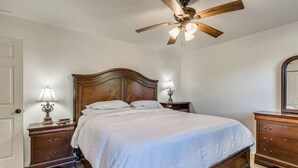 Room - Escape the crowd and explore an amazing 45 acre estate located on Lake Eufaula. (checotah)