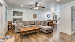 Living area - Escape the crowd and explore an amazing 45 acre estate located on Lake Eufaula. (checotah)