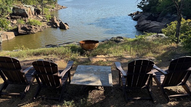 A lakeside view with a picnic table and Adirondack chairs. - Escape the crowd and explore an amazing 45 acre estate located on Lake Eufaula. (checotah)