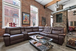 Living area - FIFA! 1BRM Condo walking distance from Mercedes Benz Stadium in downtown Atlanta (Atlanta)