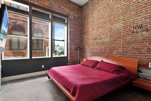 Tabla de planchar con plancha, internet y ropa de cama 