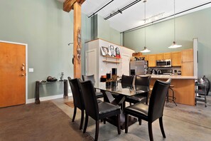Dining - FIFA! 1BRM Condo walking distance from Mercedes Benz Stadium in downtown Atlanta (Atlanta)