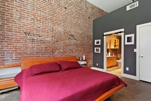 Tabla de planchar con plancha, internet y ropa de cama 