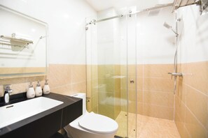 Luxury Studio, Harbor View | Bathroom | Shower, hair dryer, slippers, towels - Anstay By Vinhomes Vu Yen Hai Phong (Hai Phong)