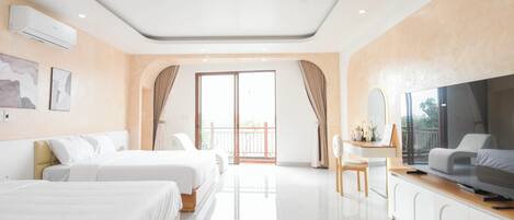 Luxury Studio, Harbor View | Soundproofing, iron/ironing board, free WiFi