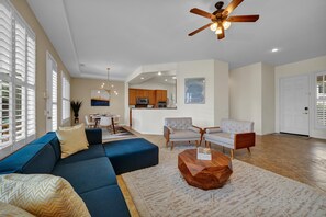 Living area - Quaint 3-bedroom house with AC in sunny La Quinta (La Quinta)