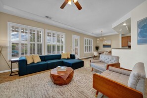 Living area - Quaint 3-bedroom house with AC in sunny La Quinta (La Quinta)