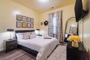 3 bedrooms, iron/ironing board, travel cot, free WiFi - Uptown Charlotte 3BR | Hot Tub + Fire Pit (Charlotte)