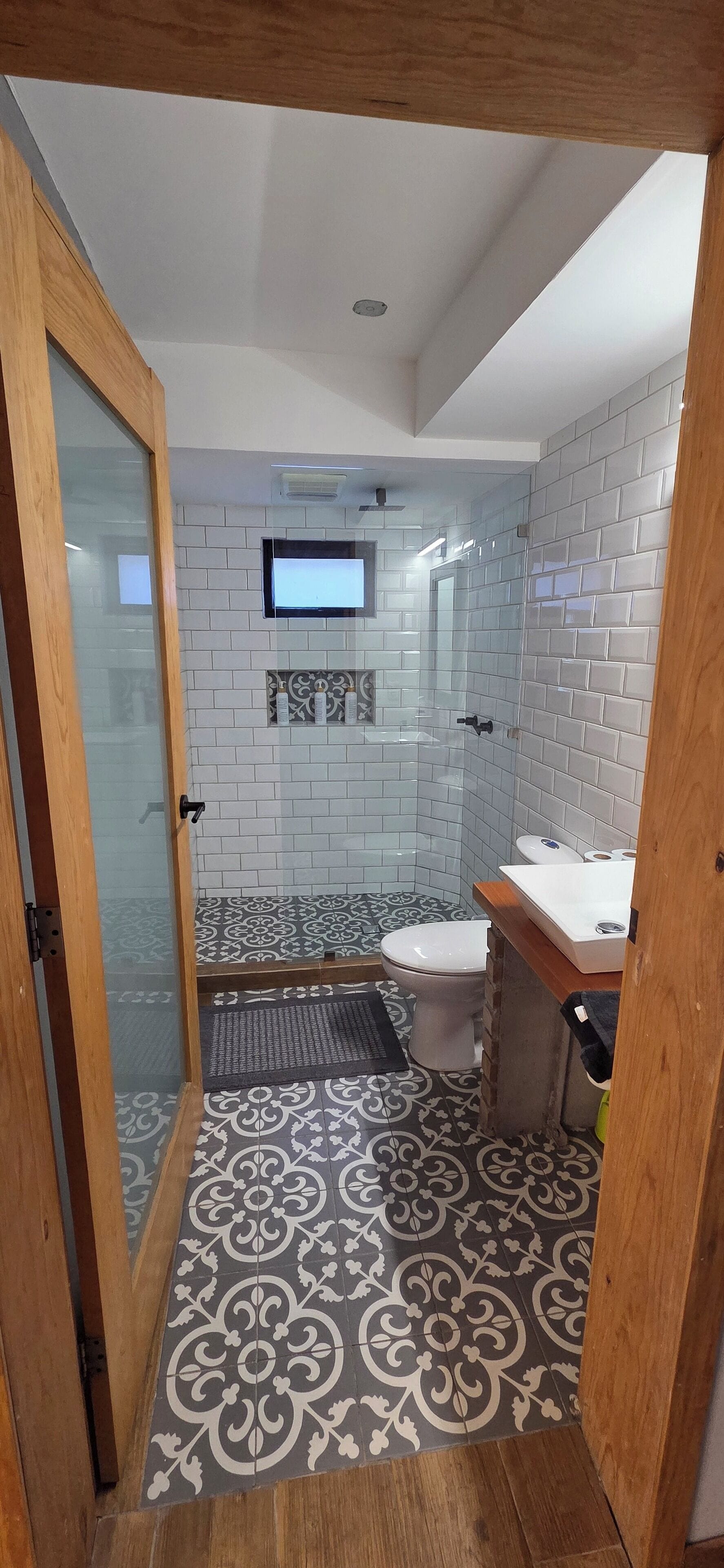 Een douche, een haardroger, handdoeken, zeep