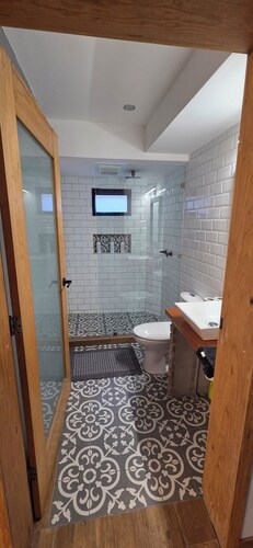 Modern and Secure Artsy Apt · Remodeled · 4 Bed · Peace of Mind
