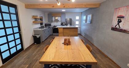 Modern and Secure Artsy Apt · Remodeled · 4 Bed · Peace of Mind