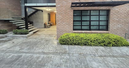 Modern and Secure Artsy Apt · Remodeled · 4 Bed · Peace of Mind
