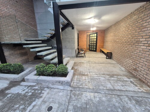 Modern and Secure Artsy Apt · Remodeled · 4 Bed · Peace of Mind