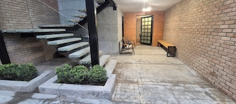 Modern and Secure Artsy Apt · Remodeled · 4 Bed · Peace of Mind