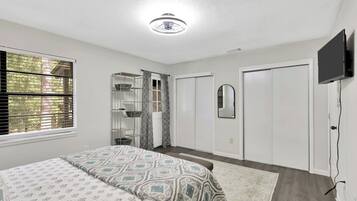 2 dormitorios, tabla de planchar con plancha, cuna de viaje