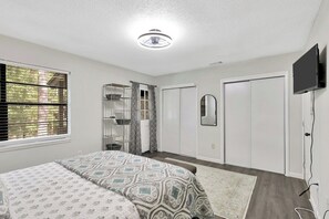 2 dormitoris, planxa i posts de planxar i un bressol de viatge 