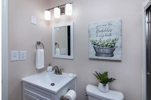 Towels, soap, toilet paper - Fully Appointed 2BR Near Uptown (Charlotte)